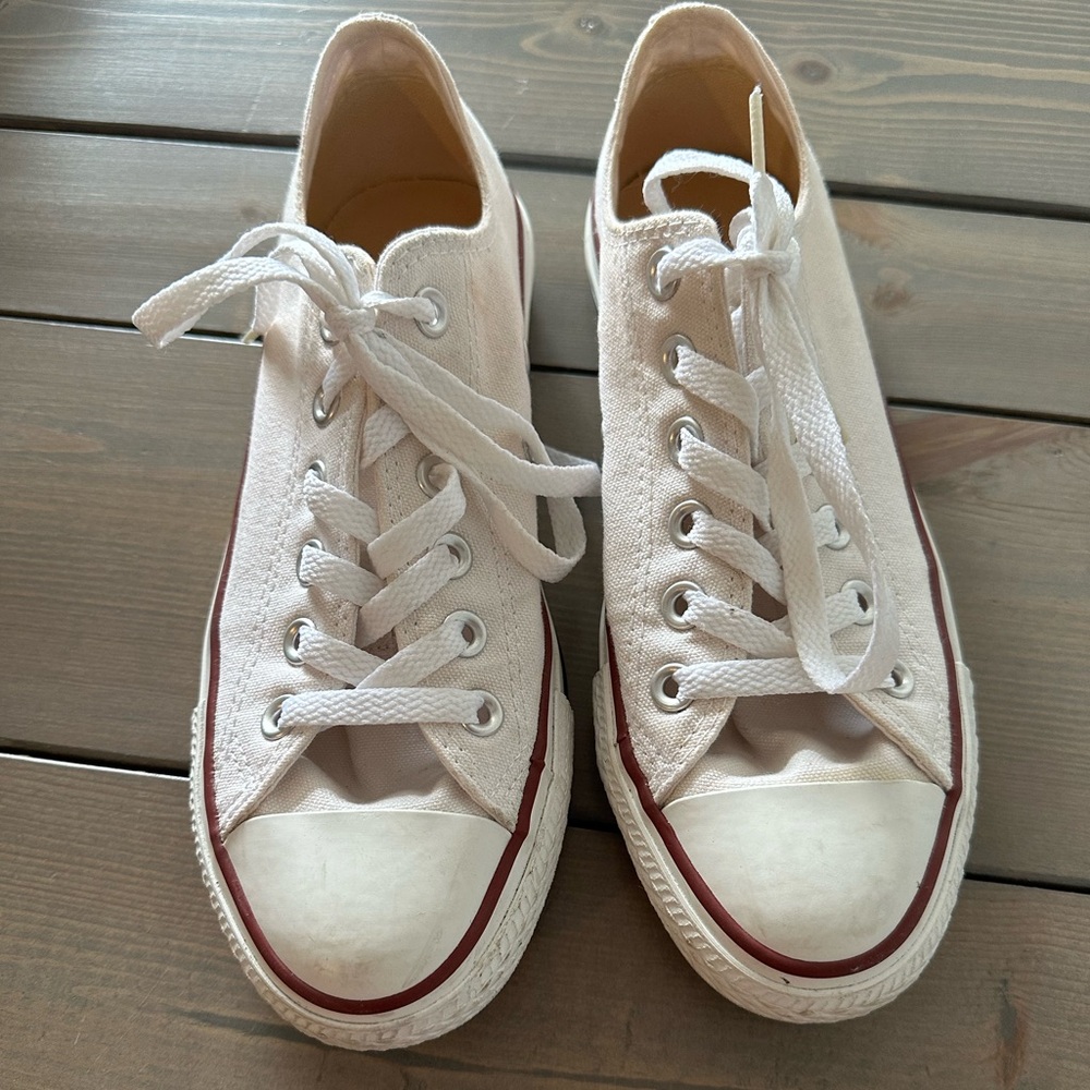 Whit converse low top - size 7 - barely worn